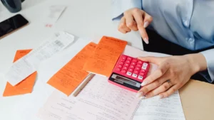 إيصالات وآلة حاسبة على مكتب - الخصومات الضريبية في كندا