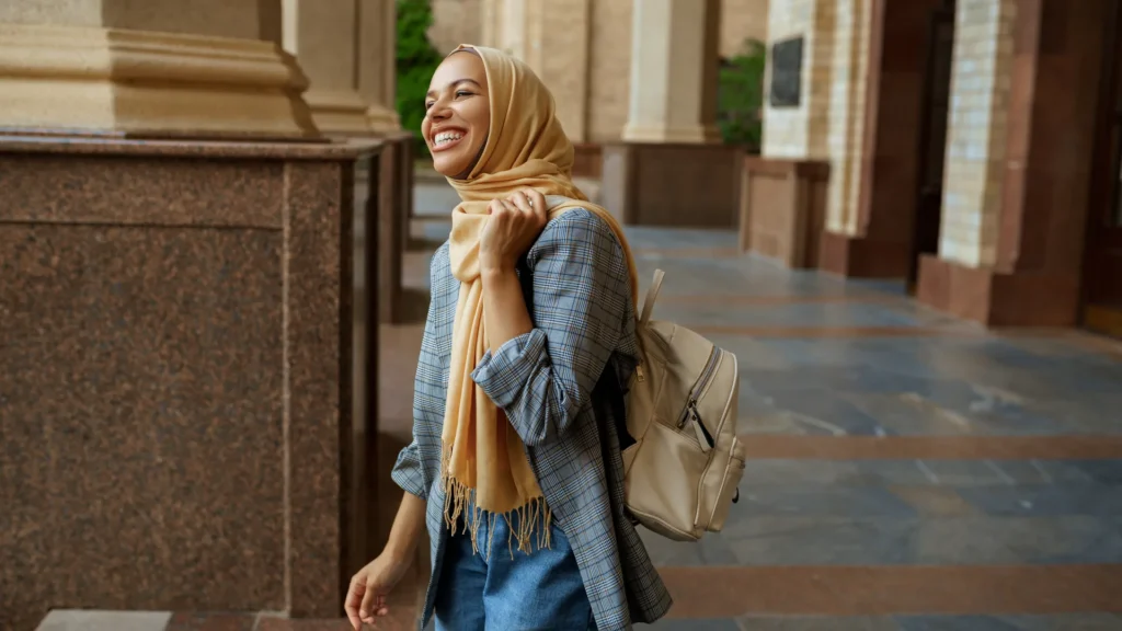 حادثة الحجاب في جامعة ويسترن: طالبة محجبة عند مدخل جامعة